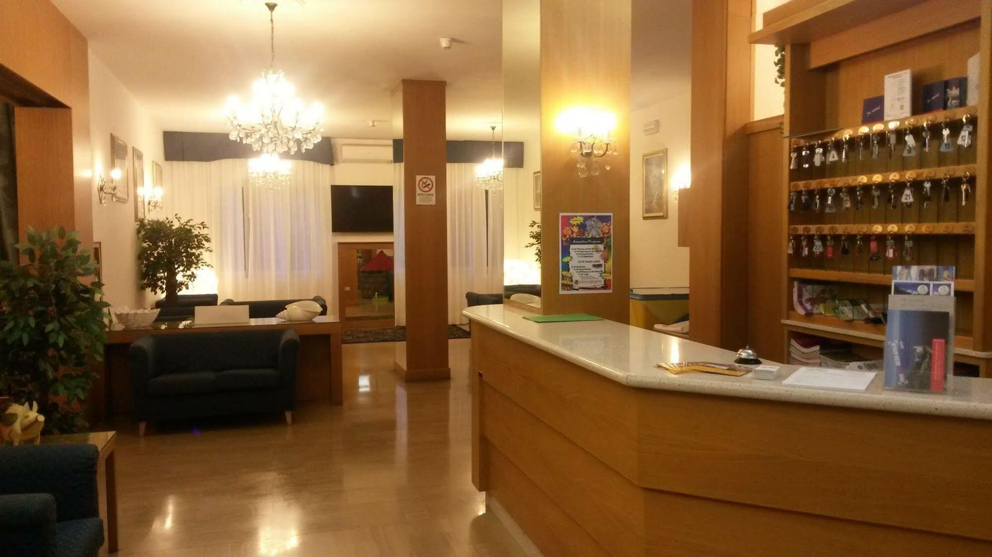 Hotel Gloria لينانو سابيادورو المظهر الخارجي الصورة